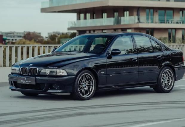 Това BMW M5 E39 има 10-цилиндрова изненада под капака