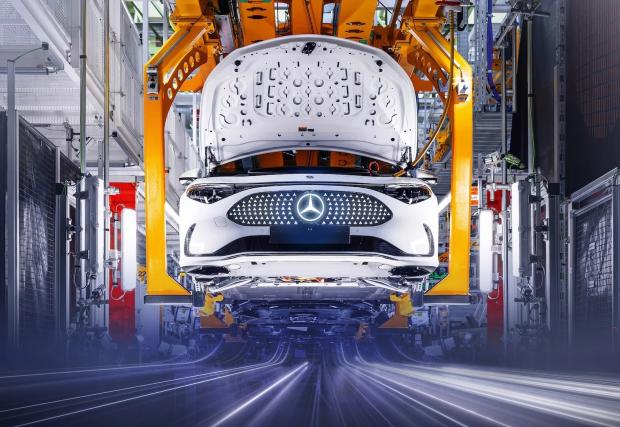 Mercedes предупреди, че може да затвори два завода в Германия