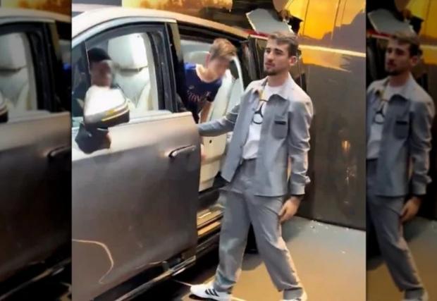 Дете подкара Mercedes VLE на автосалона в Париж и го удари в щанд