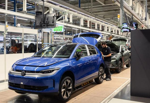 Volkswagen получава повече поръчки за електромобили, отколкото за бензинови коли в Германия