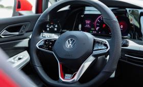 Шефът на Volkswagen: „Връщаме воланите с истински бутони!“
