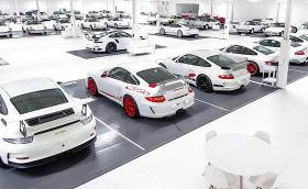 Продават маниакална колекция от 56 бели Porsche-та (Галерия)