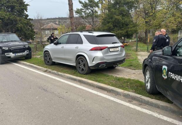 Граничари при Русе откриха и върнаха откраднат в Чехия Mercedes