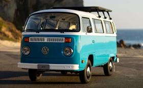 Този VW T2 оцеля в калифорнийските пожари и сега е напълно възстановен