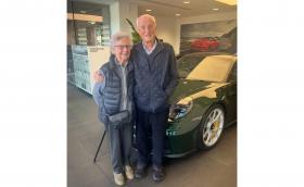 Когато си купиш чисто ново Porsche 911 GT3 за 70-ата годишнина от сватбата
