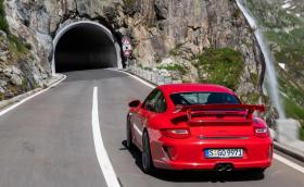 Porsche патентова система, която сваля прозорците и 'надува' ауспуха в тунел