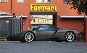 Единственото матово черно Ferrari Enzo се продава