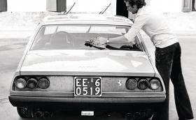 Ники Лауда мие своето Ferrari 365 GT4 2+2. Тази кола се продава