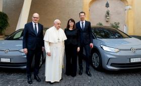 Папата минава изцяло на електромобили VW