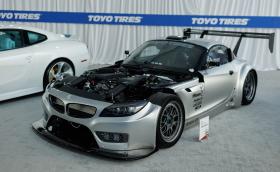Заводско BMW Z4 GT3 получи V12 от Mercedes-Benz (Видео)