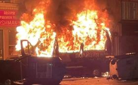 Изгориха бус на полицията на протеста в София
