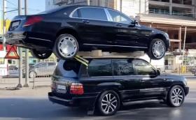 Транспортират Maybach върху покрива на Land Cruiser (Видео)