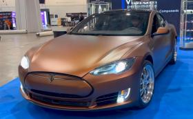 Първо каране на Tesla Model S с 6,2-литровия V8 от Camaro SS