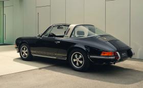 Някой плати 2,1 млн. лв. за това 50-годишно Porsche 911 S 2.4 Targa