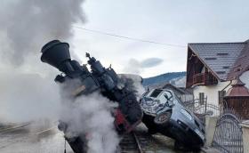 Шофьор излезе от двора си и дерайлира парен локомотив (Видео)