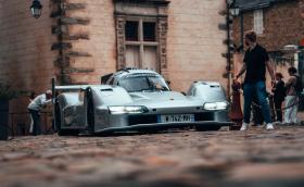 Това е Porsche 963 RSP – льоманска кола с регистрационни номера