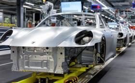 И Porsche дава заден за електромобилите