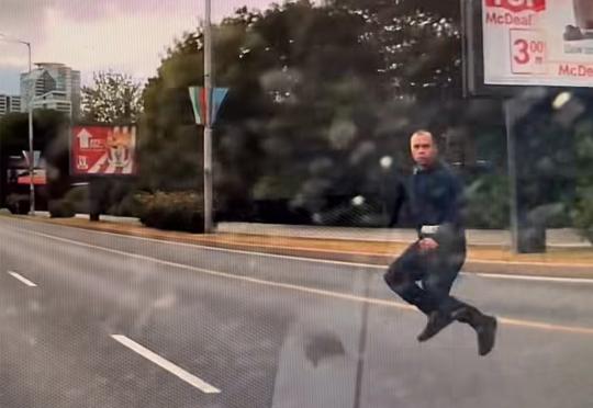 Мъж се хвърля пред колите на голям столичен булевард (Видео)