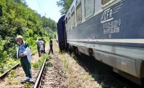 Румънски влак загуби два вагона с пътници в движение