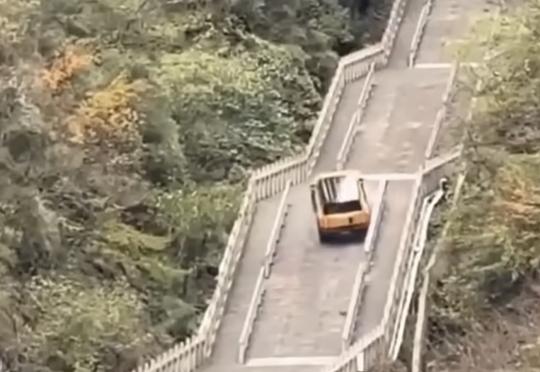 Китайци се опитаха да повторят каскада на Land Rover (Видео)