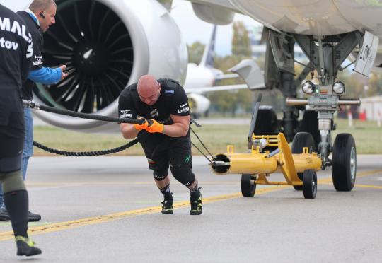 Рекорд на “Гинес”? Двама българи теглиха Airbus A220