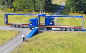 Мат Джоунс скочи с колело през два движещи се автономни камиона Scania (Видео)