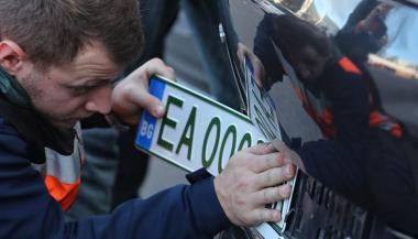 Коя марка е продала най-много електромобили в България през 2025 г.?