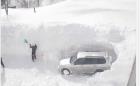 Вижте как руснаци изравят колите си изпод 2 метра сняг