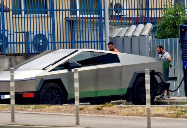 Българин с Tesla Cybertruck остана без книжка в Румъния