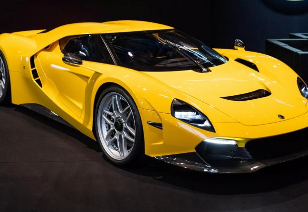 Тази нова V8 суперкола има германски, италиански и американски корени