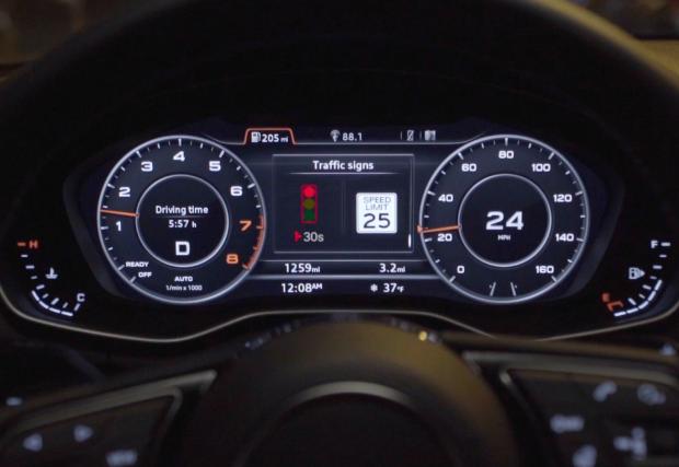 Това е умно: Audi казва на шофьора с колко да кара, за да хване зелен светофар