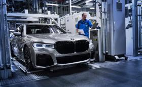 BMW 7 с най-големите бъбреци вече слиза от конвейра в Динголфинг