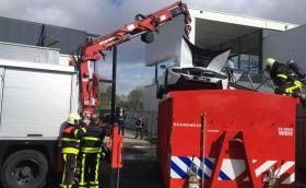 Пожарникари пуснаха пушещо BMW i8 в гигантска вана, за да предотвратят пожар