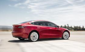 Tesla пуска бюджетен Model 3 с пробег 150 км. Има уловка!