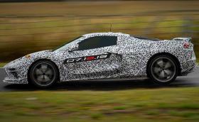 След десетилетия чакане: Chevy Corvette C8 с двигател в средата дебютира на 18 юли. Да се плашат ли Ferrari и компания?