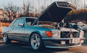 В този Merc 450 SLC работи мощен 450 коня 2JZ мотор от Supra
