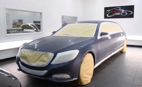 Боята на Mercedes-Benz S 600 Pullman Maybach не била съвършена. Коригират я със… 100 часа полиране