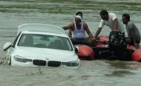 Индийци подариха BMW F30 на сина си, той го изхвърли в реката, искал Jaguar