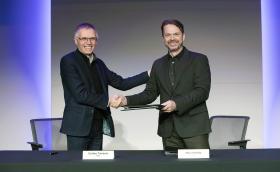 Fiat Chrysler и PSA Group подписаха договора - вече официално са четвъртият най-голям производител в света