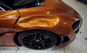 Пиян американец сгъна нает McLaren 720S при паркиране. Оправят го за 69 хил. долара