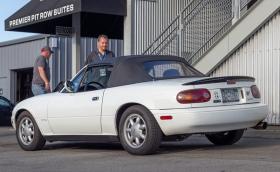 Тази Mazda MX-5 Miata от 1990 г. има над 800 000 километра. Все още изглежда и върви чудесно