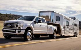 Новият Ford F-450 Super Duty идва със 7,3-литров бензинов V8 и 10-степенен автоматик