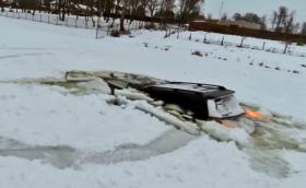 Вижте как един Land Cruiser небрежно потъва в замръзнало езеро. Видео плюс галерия на най-новия модел