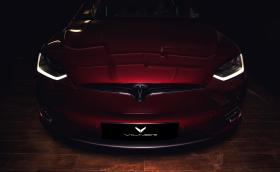С 200 к.с. повече от Cayenne Turbo S, a зареждането и „догоре“ струва около 20 лв. И с уникален интериор. Tesla Model X от Vilner