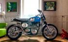 Triumph Bonneville с хромирана рамка, изпълнен в стила на 70-те. Готин байк