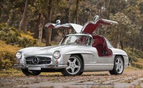 1954 Mercedes-Benz 300 SL Gullwing, осъвременен от AMG. Машината бе продадена за 812 000 евро