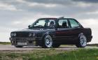 Това е BMW E30 с 5,8-литров битурбо V8. Скоростите са от Supra, a задните гуми са 275-ици