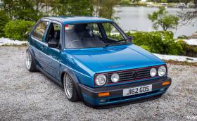 Прекрасен VW Golf Mk2 с джанти и волан BBS. Салонът е кожено Recaro, а моторът е покрит с карбон