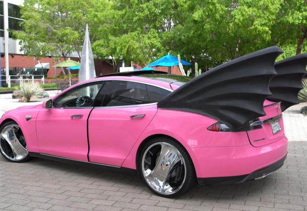 Батман кара розова Tesla Model S с мигли
