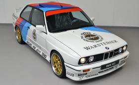 Това е 30-годишно BMW M3 E30 в духа на DTM. Колата е на 156 хил. км и се продава за 85 000 евро. Наздраве